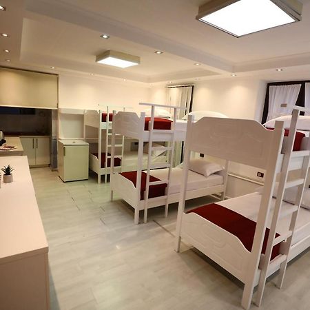 Little Corner Hostel 地拉那 外观 照片