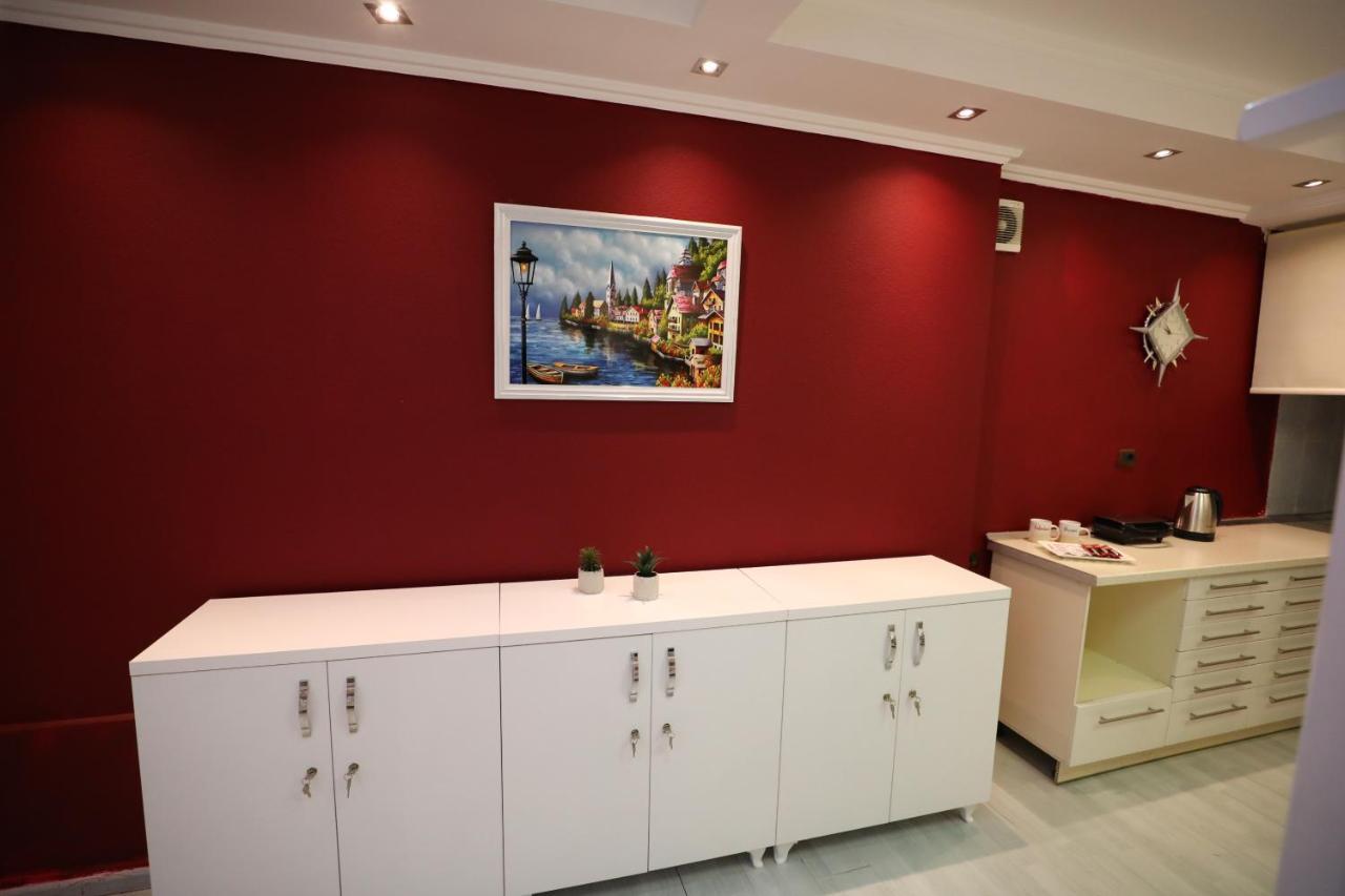 Little Corner Hostel 地拉那 外观 照片