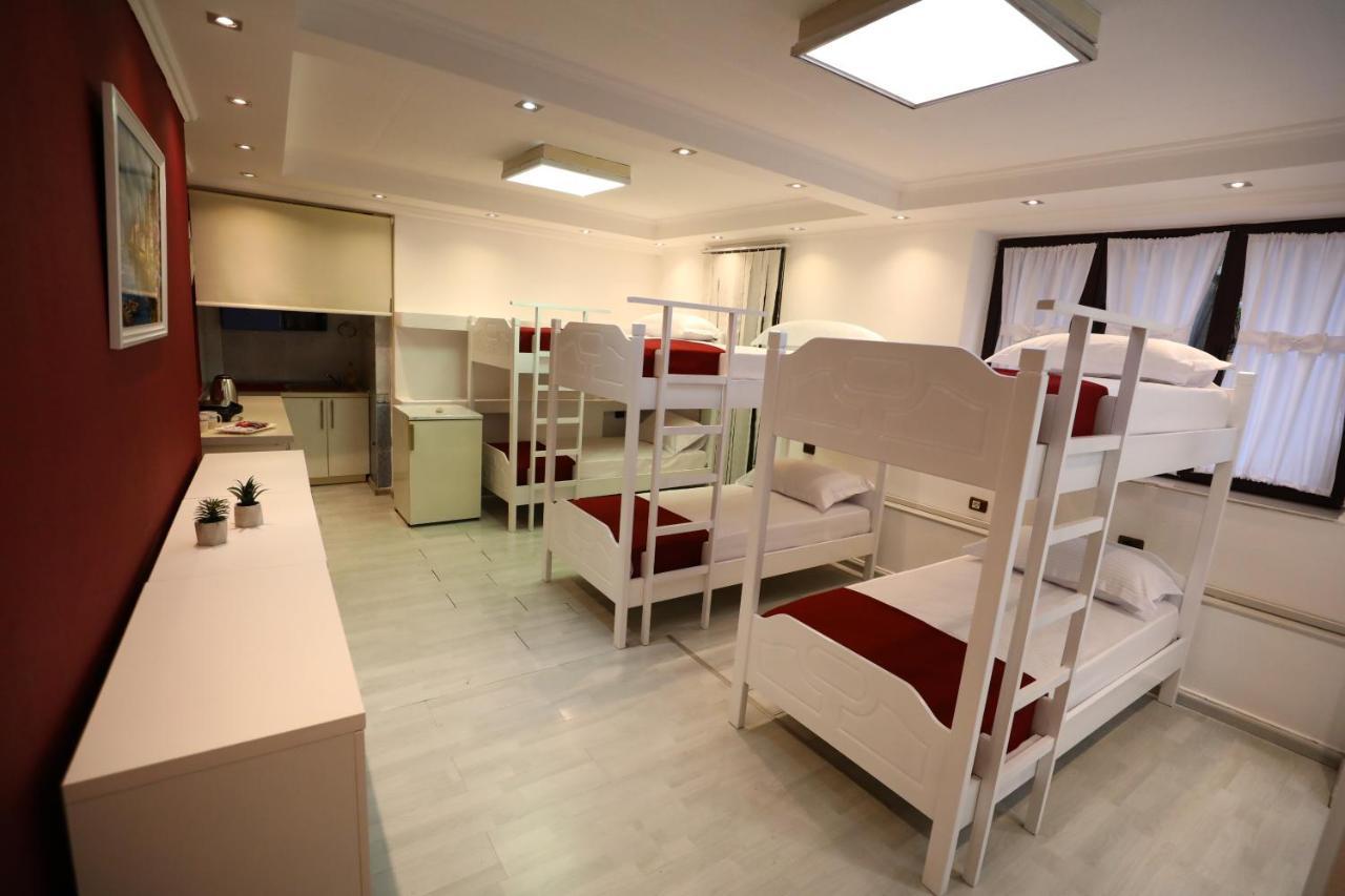 Little Corner Hostel 地拉那 外观 照片