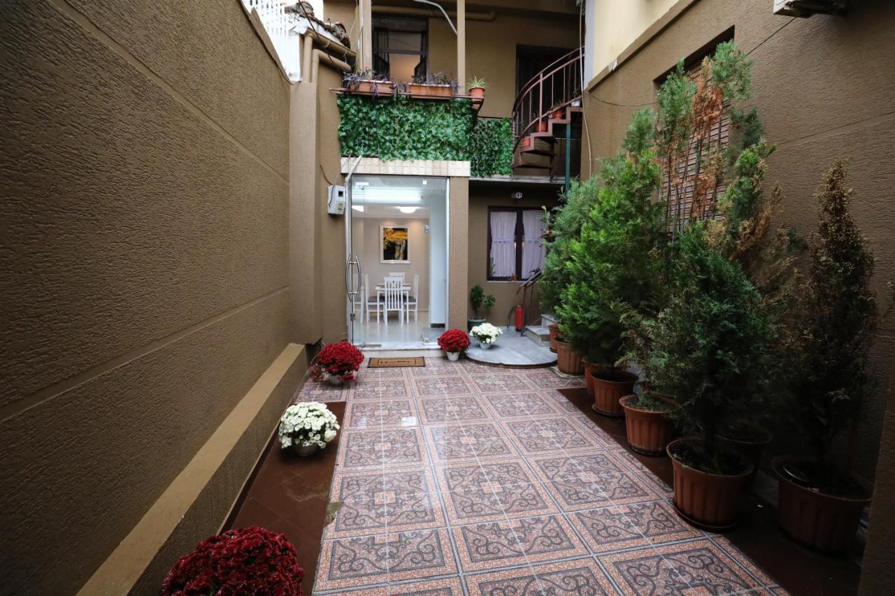 Little Corner Hostel 地拉那 外观 照片