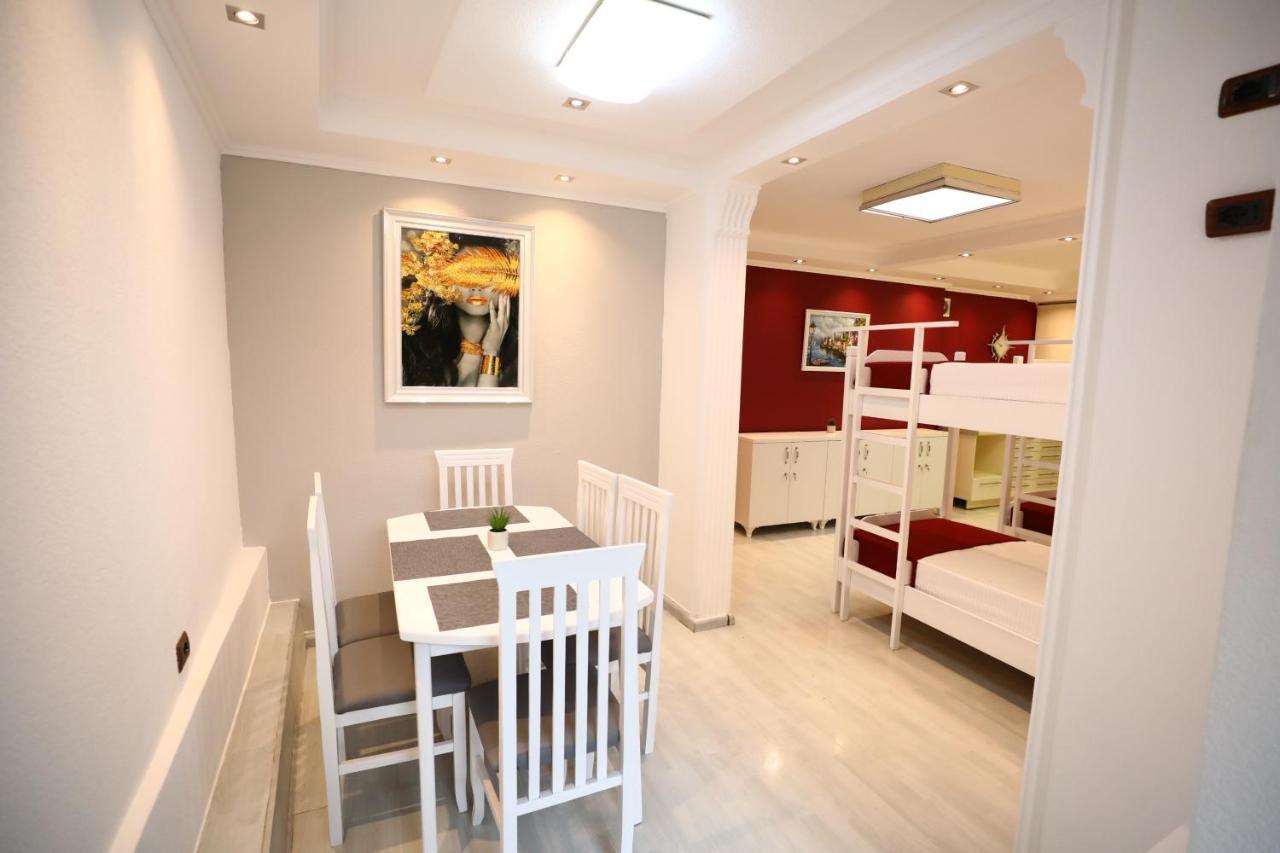 Little Corner Hostel 地拉那 外观 照片